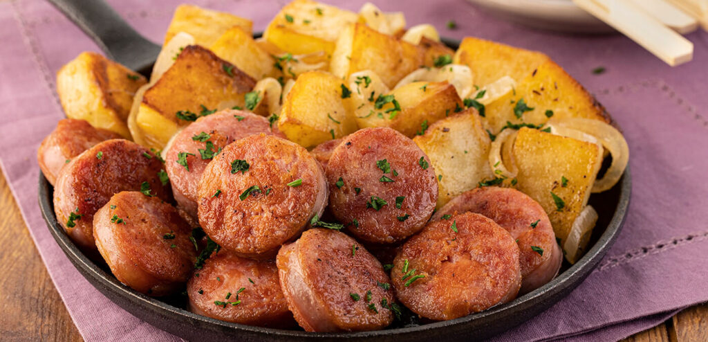 PETISCO DE LINGUIÇA, BATATA E CEBOLA