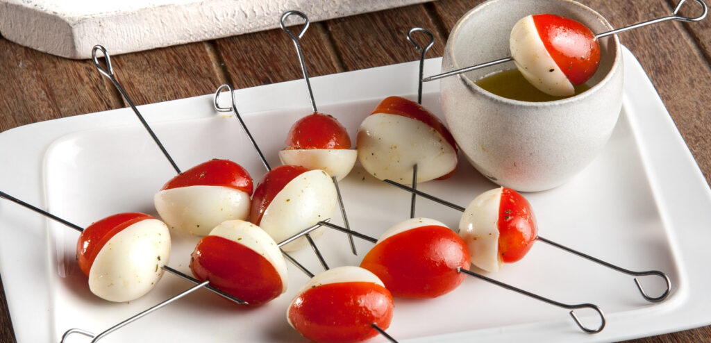 PETISCO DE OVOS DE CODORNA E TOMATE-CEREJA