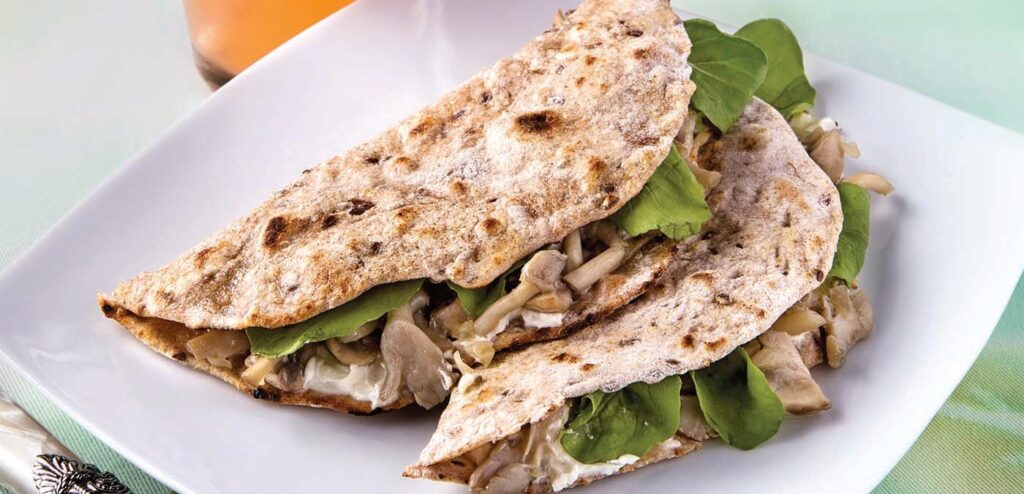 PIADINA INTEGRAL COM FOLHAS E COGUMELOS