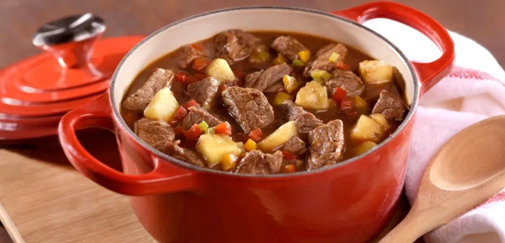 PICADINHO DE CARNE COM ABACAXI