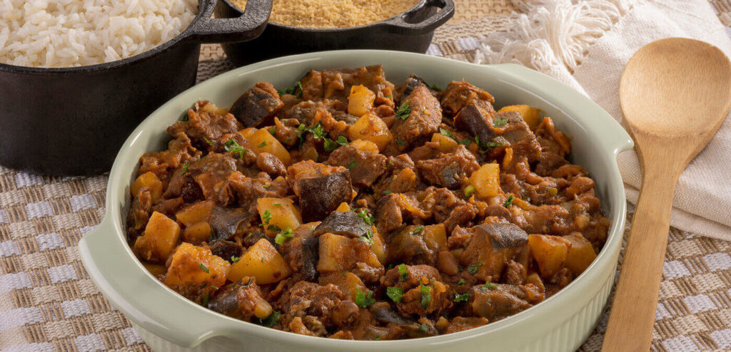 PICADINHO DE CARNE COM FEIJÃO E BERINJELA