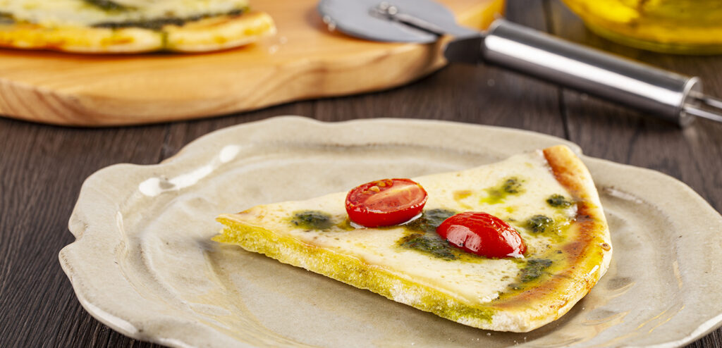 PIZZA DE MUÇARELA COM PESTO DE MANJERICÃO
