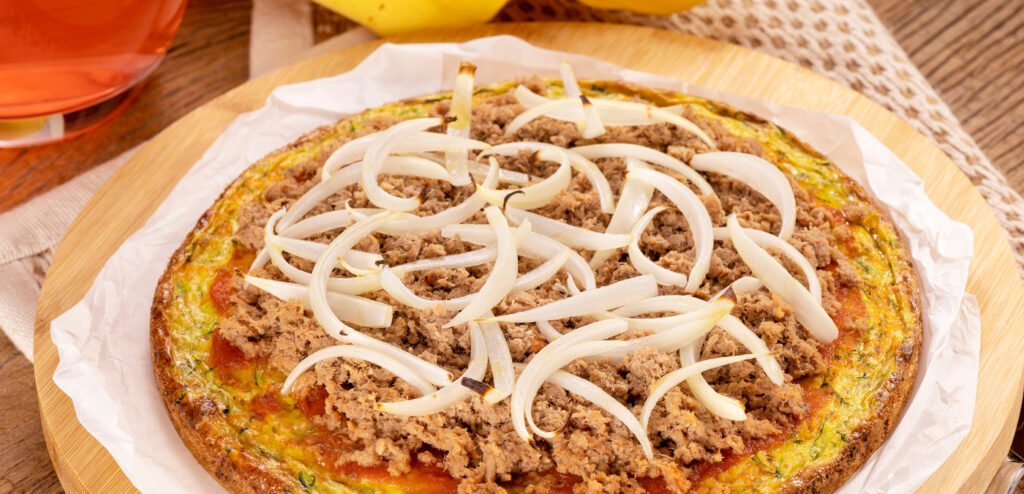 PIZZA COM MASSA DE ABOBRINHA E ATUM