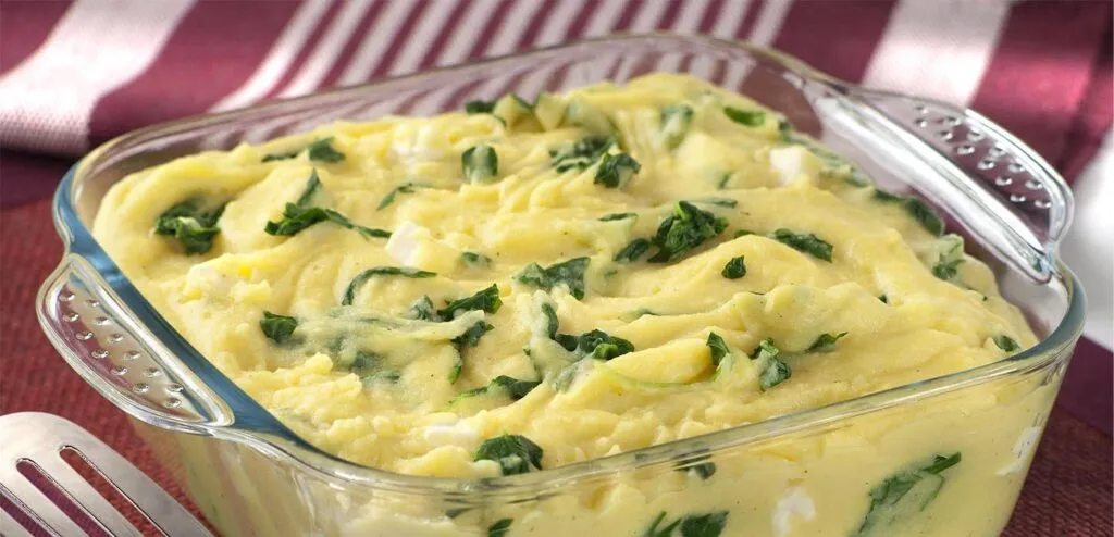 Polenta com rúcula e queijo branco