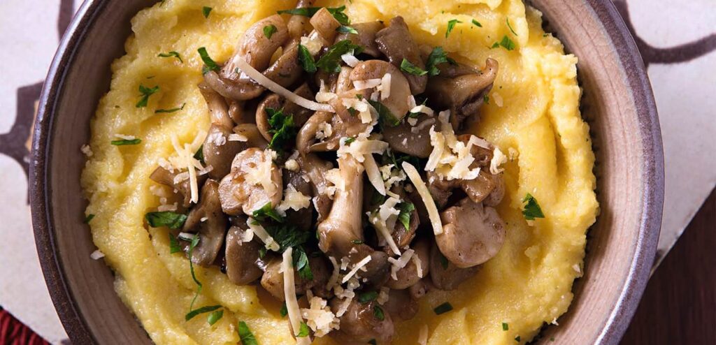 POLENTA MOLE COM COGUMELOS