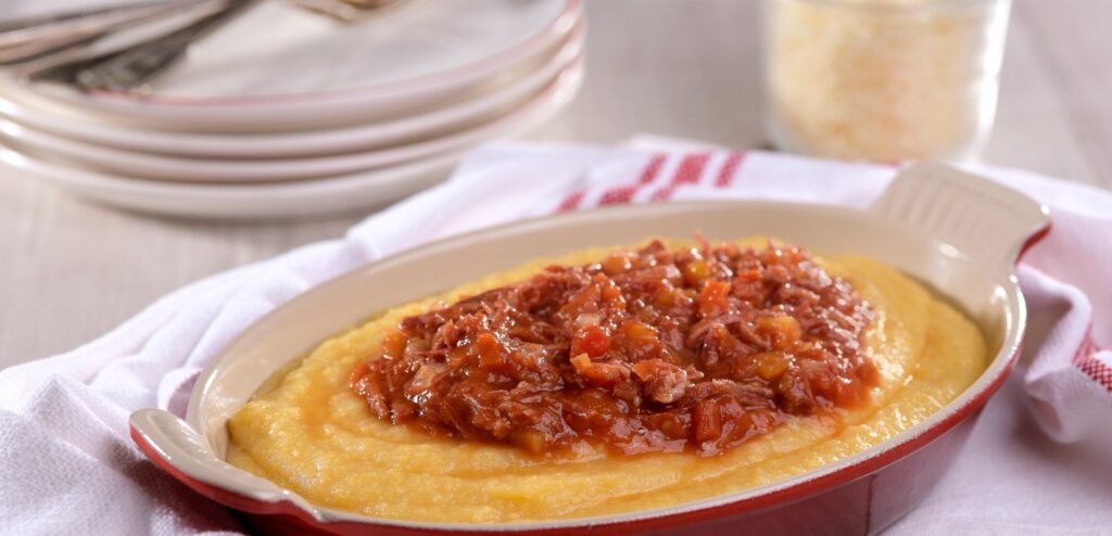POLENTA MOLE COM MOLHO DE CARNE-SECA