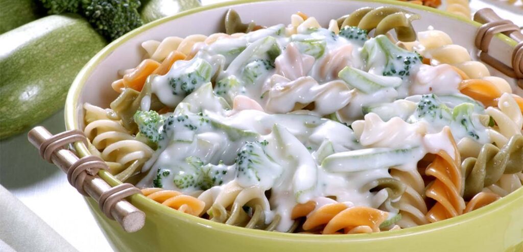 MACARRÃO TRICOLOR AO MOLHO BRANCO