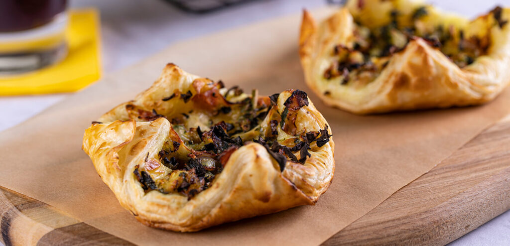 QUADRADINHOS DE MASSA FOLHADA COM ESPINAFRE