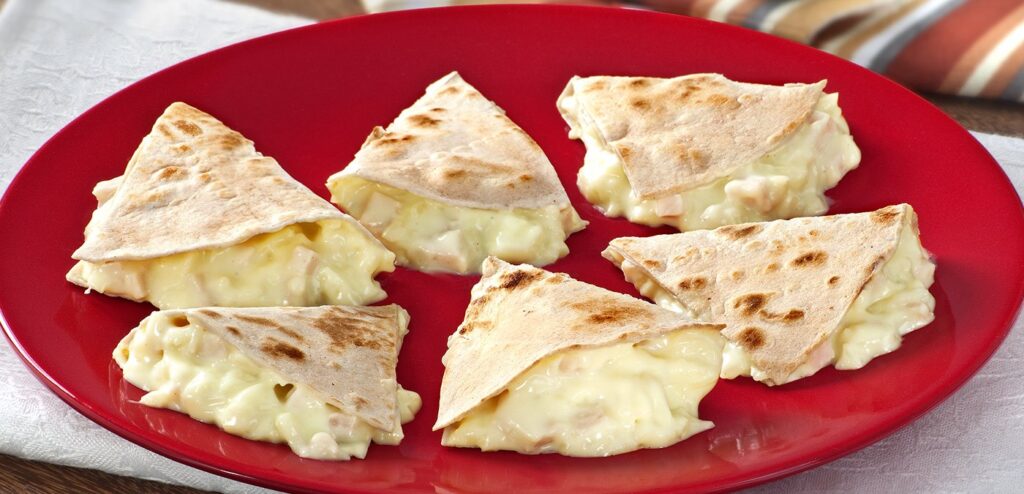 QUESADILLA COM CREME DE QUEIJO