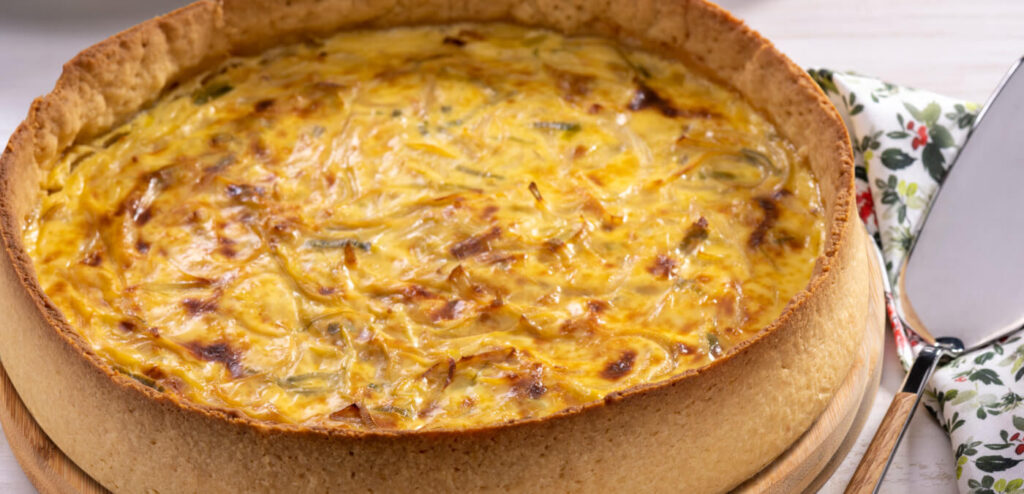 QUICHE DE ALHO-PORÓ E CEBOLA