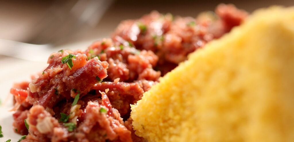 FIAMBRE REFOGADO COM CHARQUE E CUSCUZ