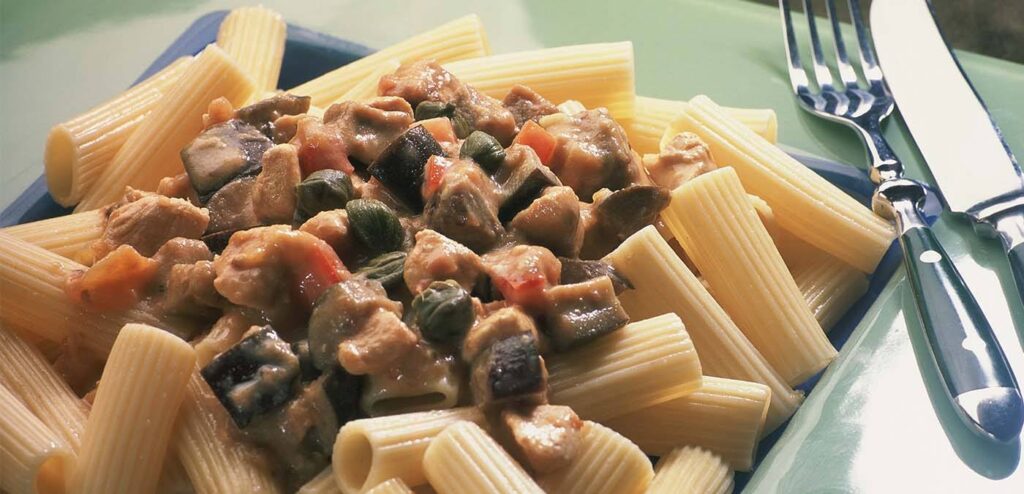 RIGATONI COM FRANGO E BERINJELA