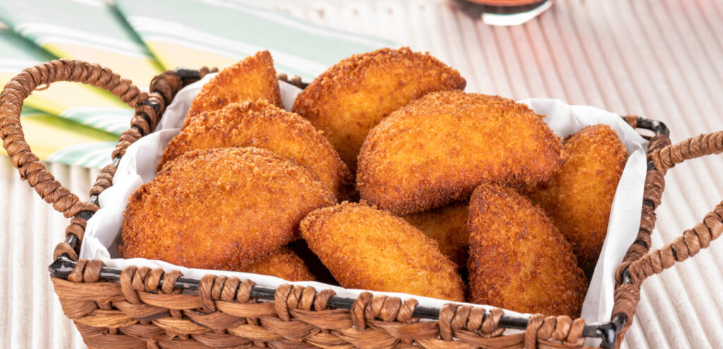 RISOLE DE QUEIJO COM MASSA DE PÃO DE FORMA