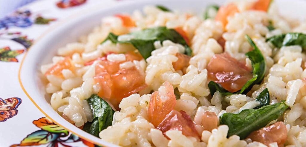 RISOTO DE RÚCULA E TOMATE FRESCO