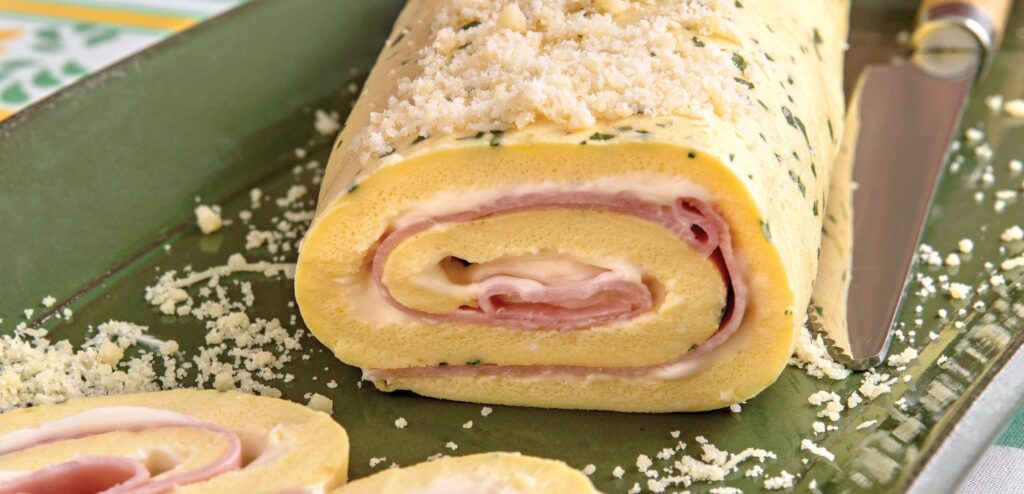 ROCAMBOLE DE OMELETE COM QUEIJO E PRESUNTO