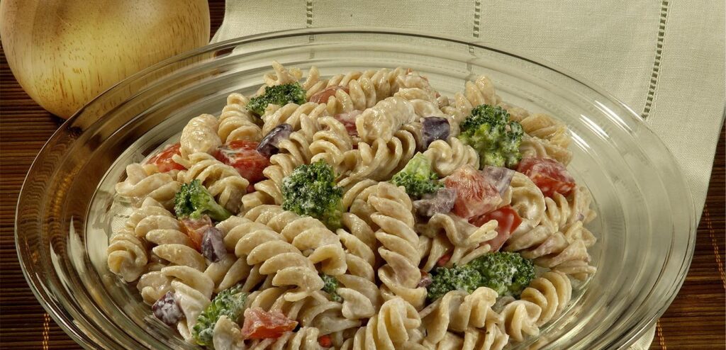 SALADA COLORIDA DE MACARRÃO