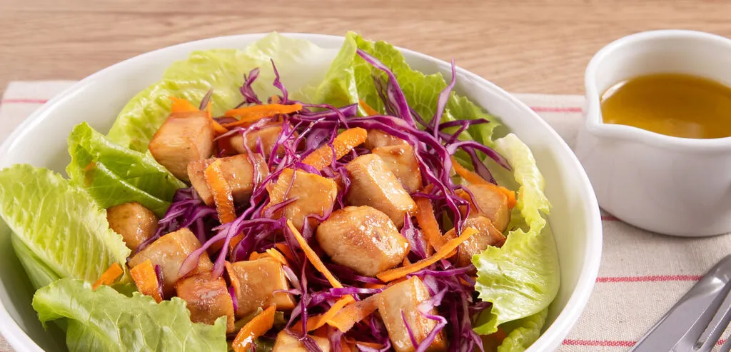 SALADA COM FRANGO E SAZÓN®