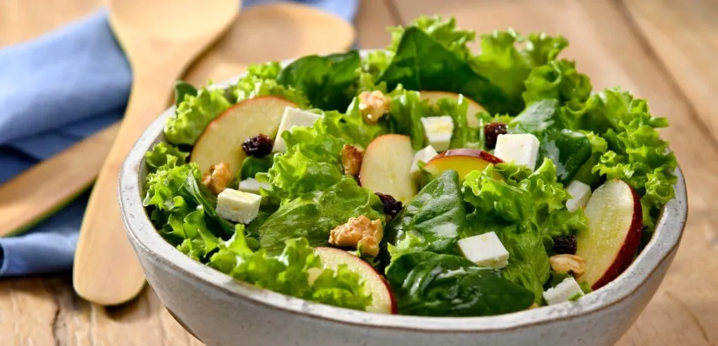 SALADA COM FRUTAS E NOZES