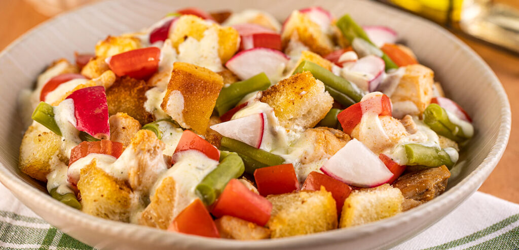 SALADA COM MOLHO DE IOGURTE