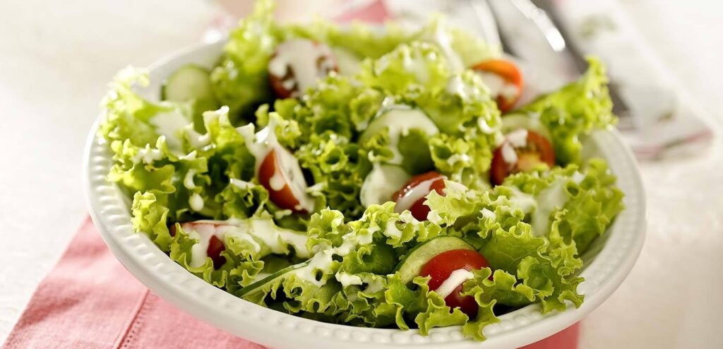 SALADA COM MOLHO DE IOGURTE E VONO®