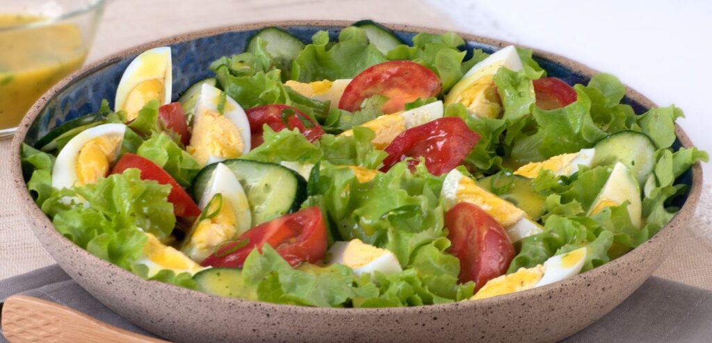 SALADA COM OVOS