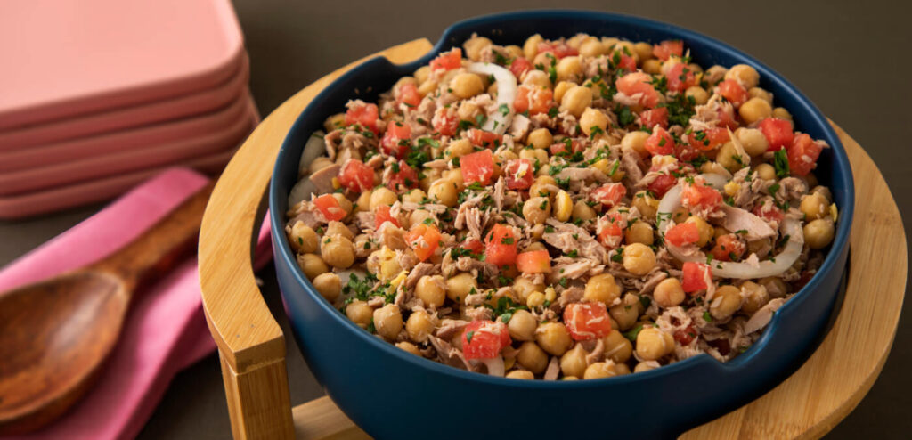SALADA DE GRÃO-DE-BICO COM ATUM