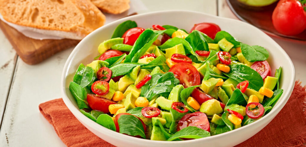 SALADA DE AVOCADO COM MOLHO PICANTE