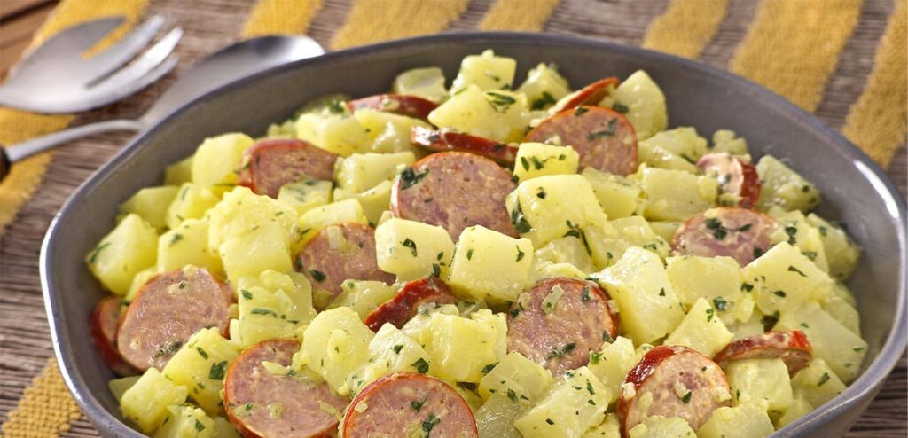 SALADA DE BATATAS COM SALSICHÃO