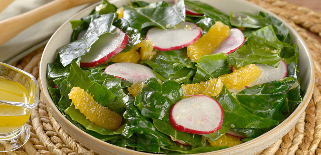 SALADA DE COUVE, RABANETE E LARANJA
