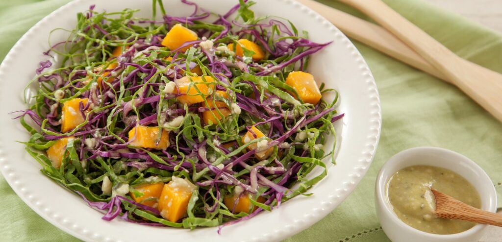 SALADA DE COUVE, REPOLHO E MANGA AO MOLHO DE GORGONZOLA