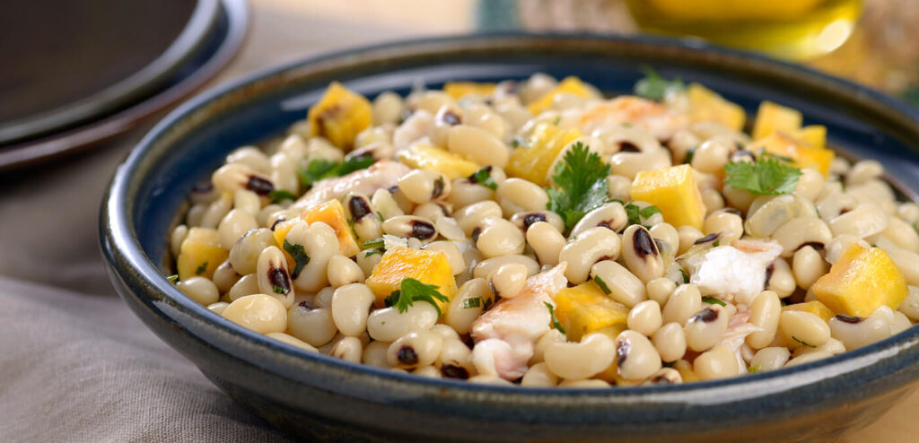 SALADA DE FEIJÃO FRADINHO E BANANA-DA-TERRA