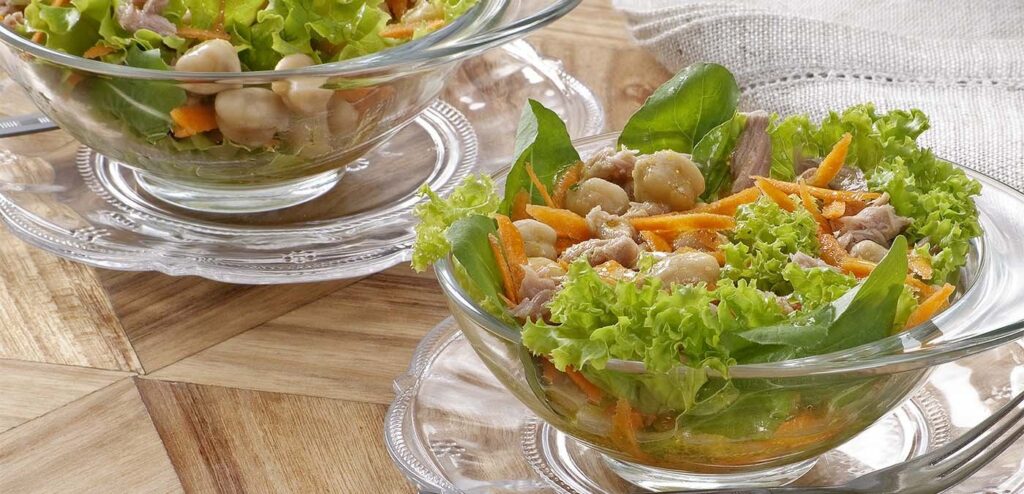 SALADA DE FOLHAS COM ATUM E GRÃO-DE-BICO