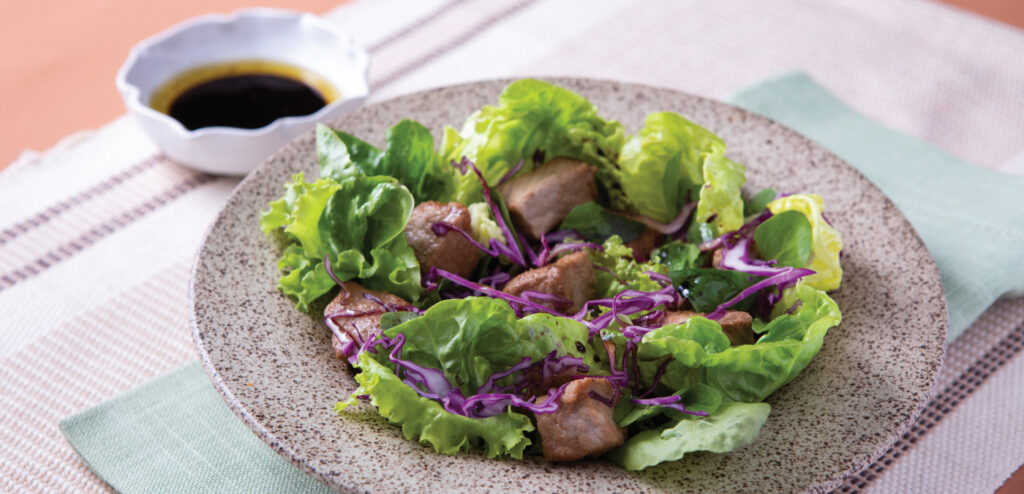 SALADA DE FOLHAS COM LOMBO SUÍNO