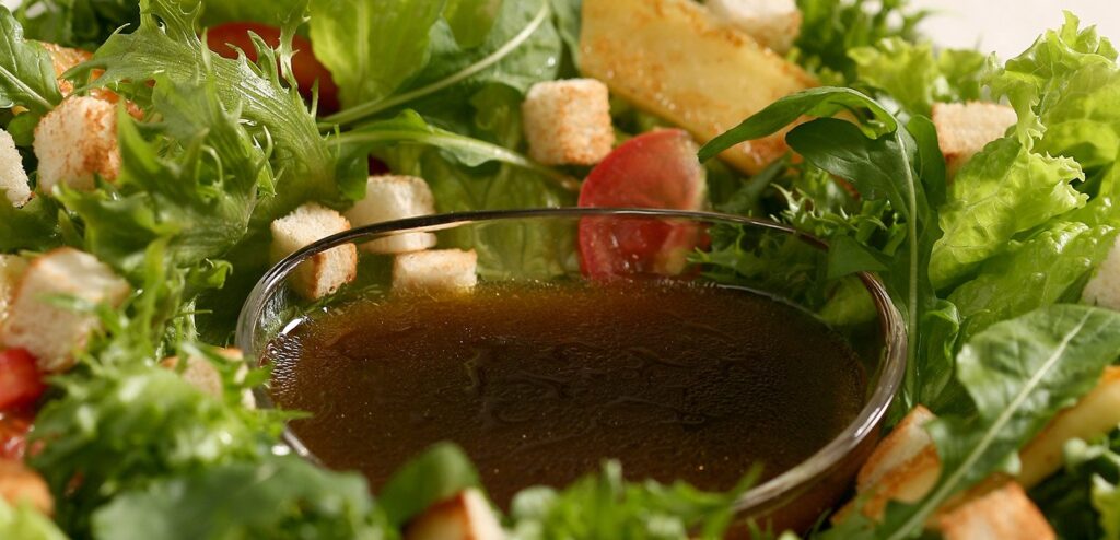 SALADA DE FOLHAS E QUEIJO COALHO COM MOLHO DE MELADO