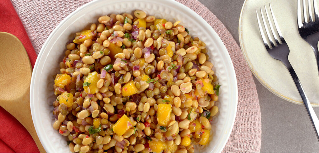 SALADA DE GRÃOS COM COENTRO E MANGA