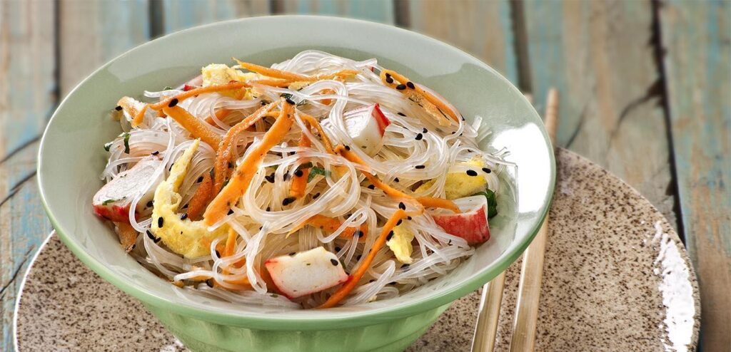 SALADA DE KANI E MACARRÃO