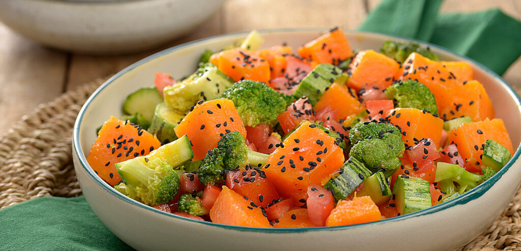 SALADA DE LEGUMES E GERGELIM