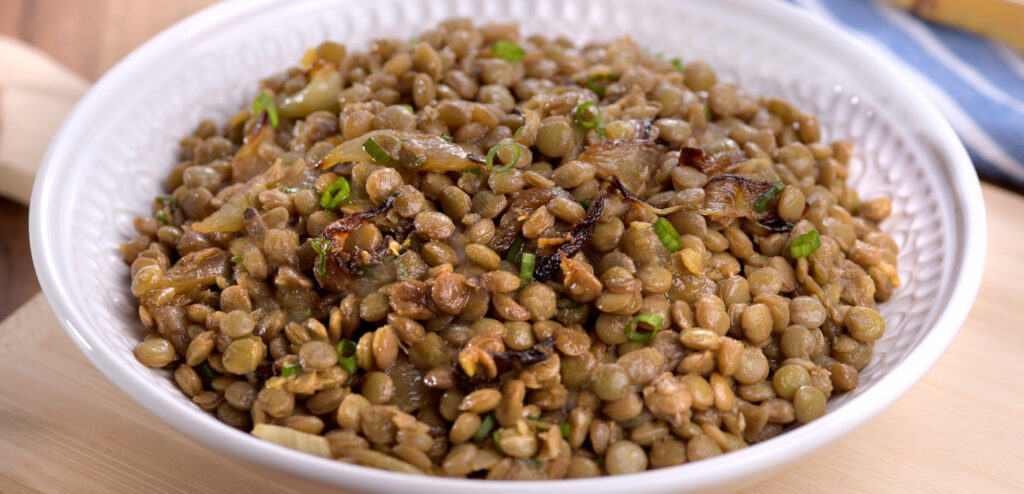 SALADA DE LENTILHA COM CEBOLA DOURADA