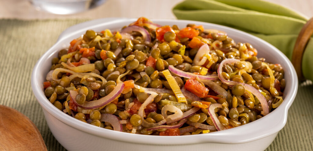 SALADA DE LENTILHA COM TOMATE E ALHO-PORÓ
