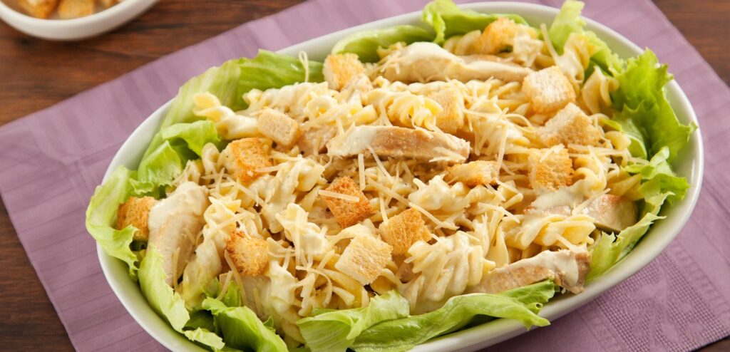 SALADA DE MACARRÃO CAESAR