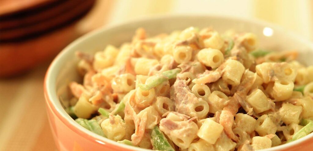 SALADA DE MACARRÃO COM ATUM