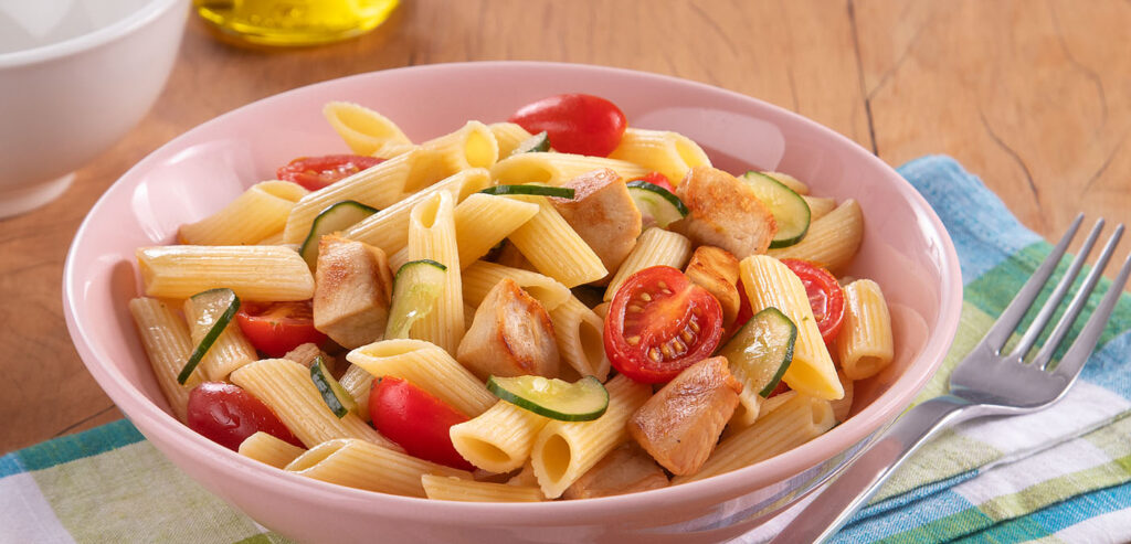 SALADA DE MACARRÃO COM FRANGO E LEGUMES