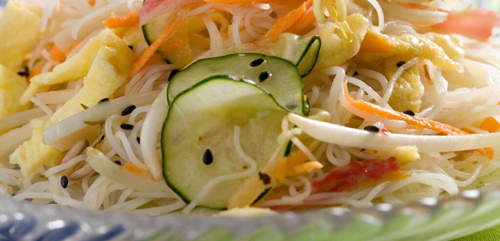 SALADA DE MACARRAO DE ARROZ