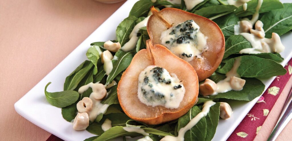 SALADA DE PERA COM GORGONZOLA AO MOLHO DE CASTANHA