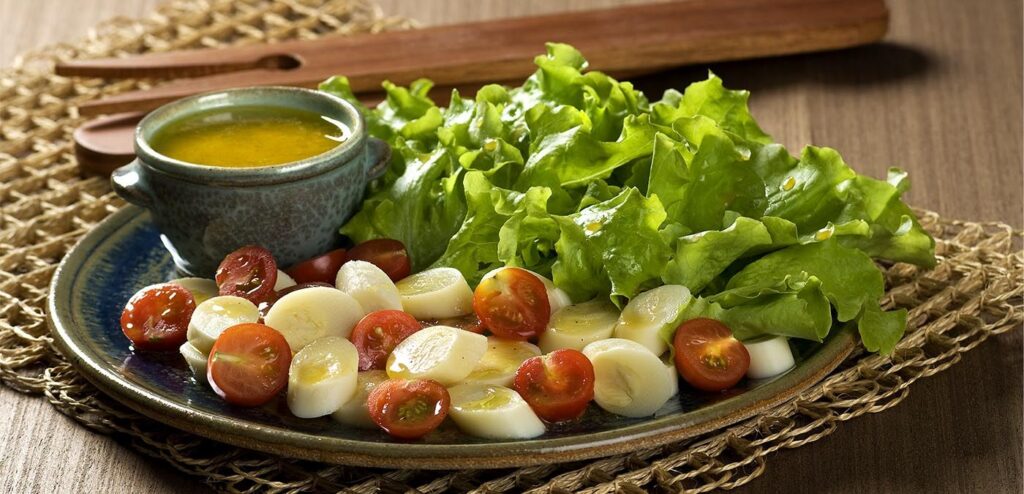 SALADA DE PUPUNHA COM MOLHO DE MARACUJÁ