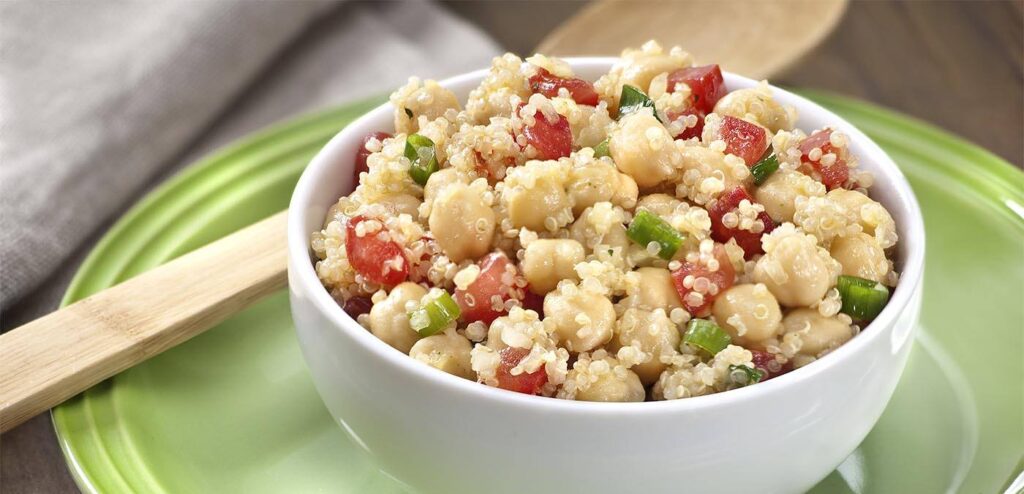 SALADA DE QUINOA COM GRÃO-DE-BICO
