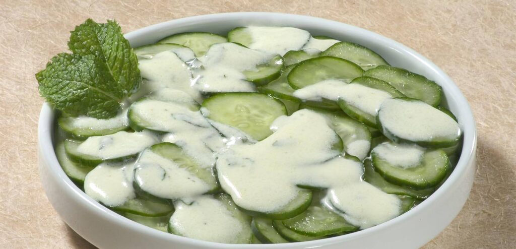 SALADA DE PEPINO AO MOLHO DE IOGURTE