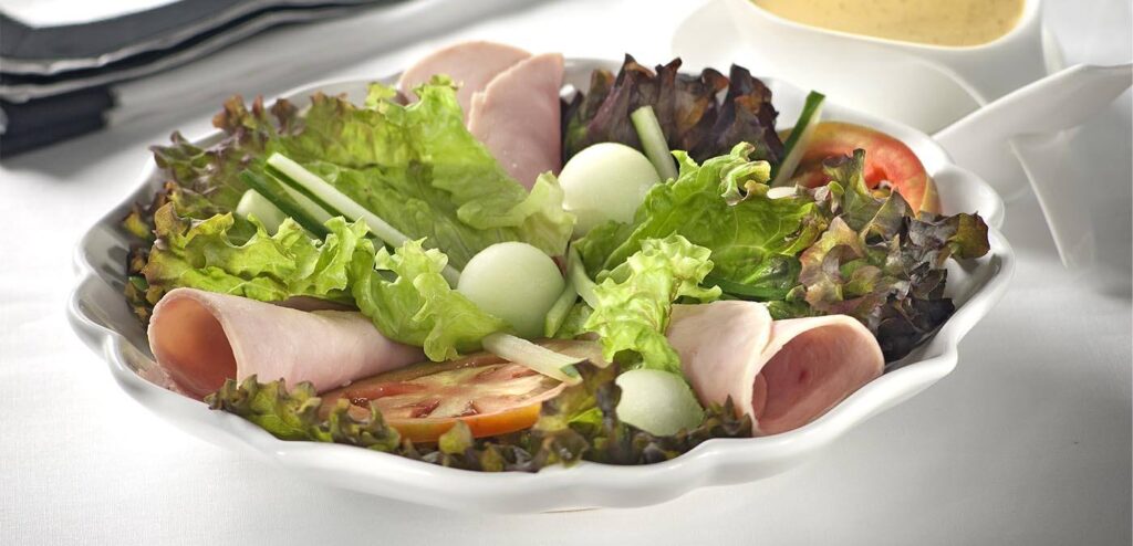 SALADA ESPECIAL AO MOLHO DE IOGURTE