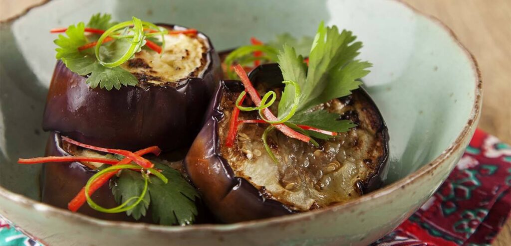SALADA MORNA DE BERINJELA AO VINAGRETE DE SHOYU