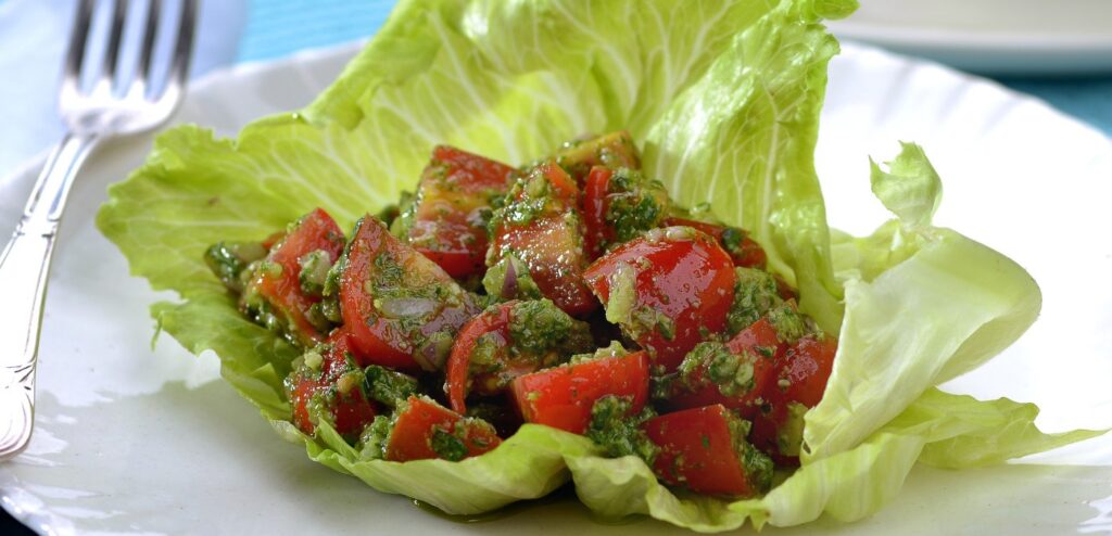 SALADA NA CESTINHA COM PESTO DE AGRIÃO